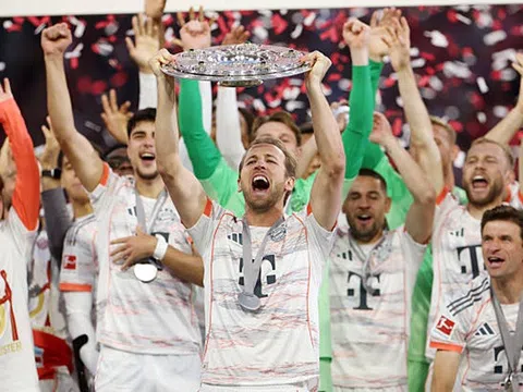 Harry Kane rạng rỡ cùng Bayern Munich ăn mừng chức vô địch, tương lai Ronaldo bị đặt dấu hỏi