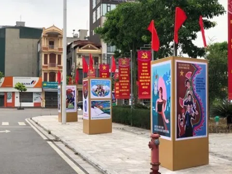 Tổ chức triển lãm tranh cổ động tấm lớn tuyên truyền thực hiện nếp sống văn minh