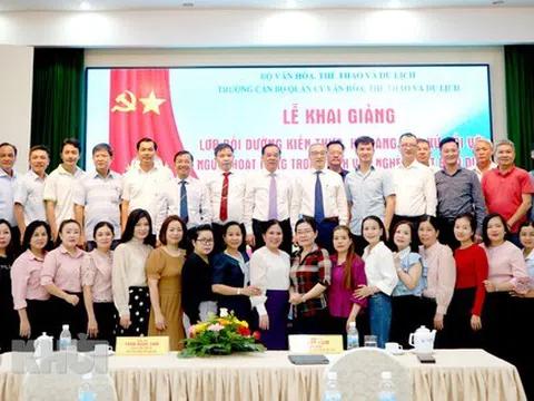 Bồi dưỡng kiến thức, kỹ năng ứng xử cho người hoạt động trong lĩnh vực nghệ thuật biểu diễn