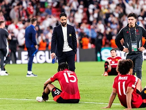 Man United bị phạt nặng