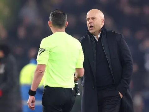 Huấn luyện viên Arne Slot cảm ơn trọng tài, Man United rao bán cả đội hình