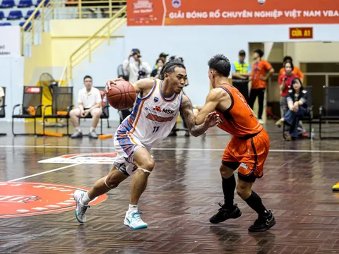 Hanoi Buffaloes vượt khó trận mở màn