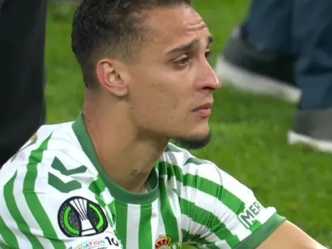 Betis tan mộng vô địch, Antony bị chỉ trích dữ dội