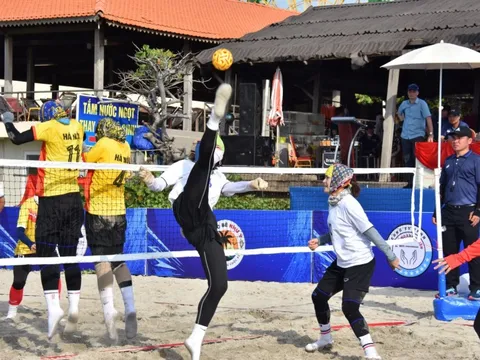Gần 150 vận động viên tranh tài tại giải Cầu mây bãi biển quốc gia 2025