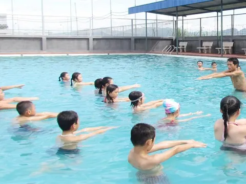 Bạn Ngân Trang - ở Tây Ninh hỏi: Xin cho biết, độ tuổi nào thích hợp cho trẻ học bơi và lợi ích của môn Bơi với trẻ nhỏ?
