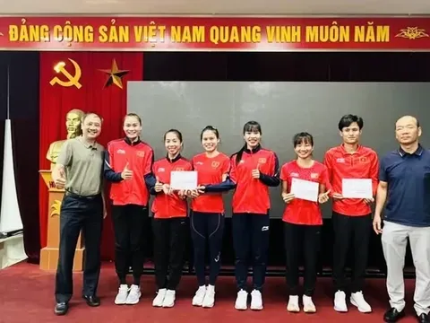 Tổ chạy tiếp sức 4x400m nữ được khen thưởng sau khi giành huy chương bạc giải vô địch Điền kinh châu Á 2025