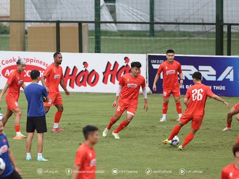 Huấn luyện viên Kim Sang-sik và bài toán “hai trong một”