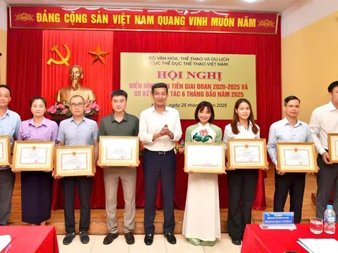 "Không có con đường nào trải toàn hoa hồng, hãy dám ước mơ, dám khát khao và dám chinh phục"