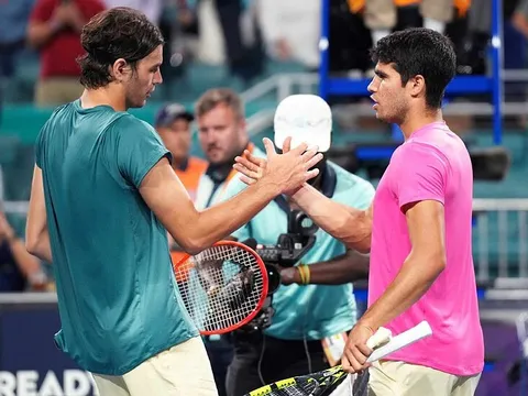 Thắng thuyết phục, Alcaraz vào bán kết Wimbledon 2025