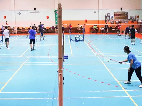Bác Thanh Bạch - ở An Giang hỏi: Xin cho biết, chơi cầu lông có tác dụng gì đối với người trung niên?