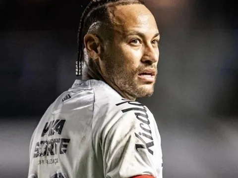 Tiền đạo Neymar đang trên đường trở lại châu Âu chơi bóng