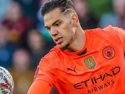 Thủ môn Ederson Moraes trên đường rời Man City