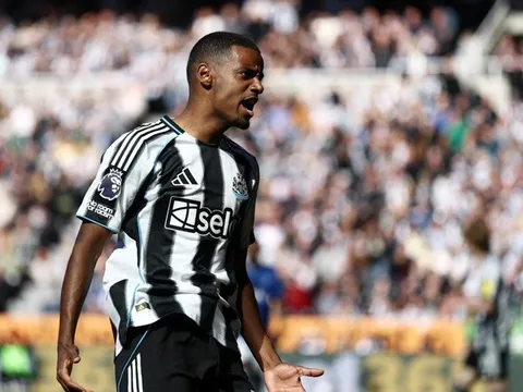 Liverpool để ngỏ khả năng từ bỏ Isak