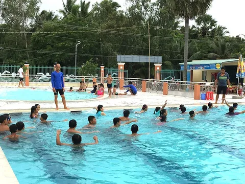 An Giang tăng cường phổ cập bơi cho trẻ em