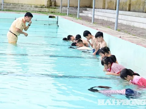 Lớp học bơi miễn phí ở phường Nam Triệu góp phần phổ cập bơi