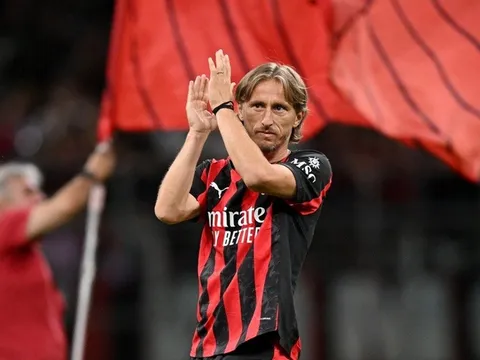 Modric ra mắt tưng bừng tại AC Milan, AS Roma hỏi mua 2 cầu thủ của Man United