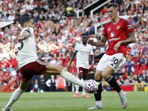 Arsenal hạ gục Man United tại Old Trafford, Chelsea gây thất vọng