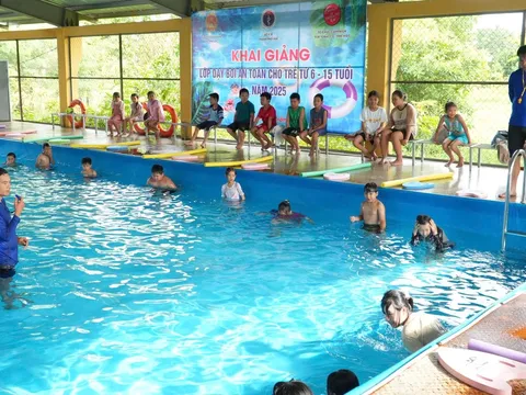Thành phố Huế khai giảng lớp dạy bơi an toàn cho trẻ từ 6 - 15 tuổi