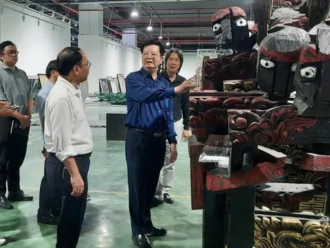 Phó Thủ tướng tham quan không gian triển lãm của 12 ngành công nghiệp văn hóa