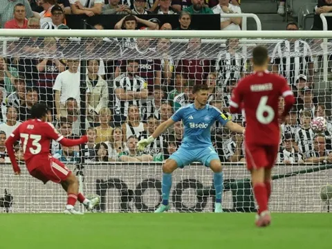 Sao trẻ tỏa sáng, Liverpool nhọc nhằn giành 3 điểm trước Newcastle