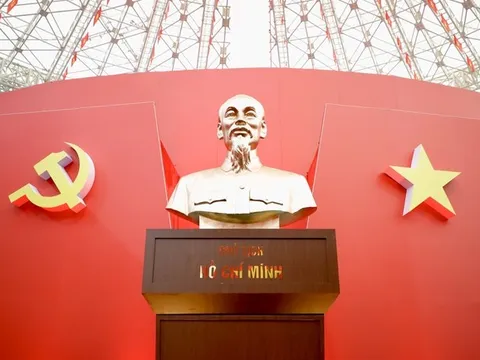 Triển lãm "95 năm Cờ Đảng soi đường": Tái hiện những mốc son chói lọi của Đảng qua 95 năm lãnh đạo Cách mạng Việt Nam bằng công nghệ hiện đại
