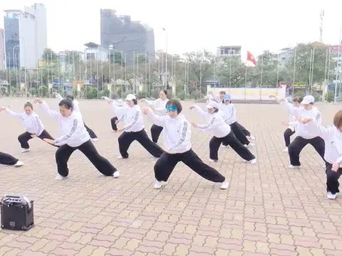 Bác Nghĩa Minh - ở Quảng Ngãi hỏi: Xin cho biết, người cao tuổi nên tập luyện môn thể thao nào ngoài trời để đảm bảo an toàn?