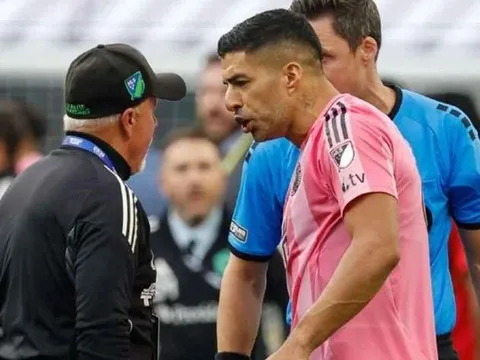 Luis Suarez bị phạt nặng bởi hành vi phi thể thao