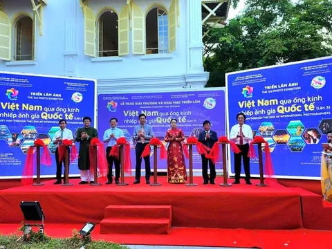 Khai mạc triển lãm Việt Nam qua ống kính nhiếp ảnh gia quốc tế