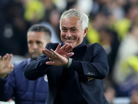 Huấn luyện viên Jose Mourinho trở lại ngồi "ghế nóng" Benfica
