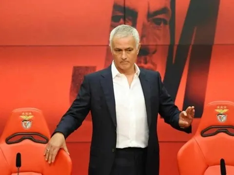 Huấn luyện viên Jose Mourinho phấn khích trong ngày ra mắt Benfica