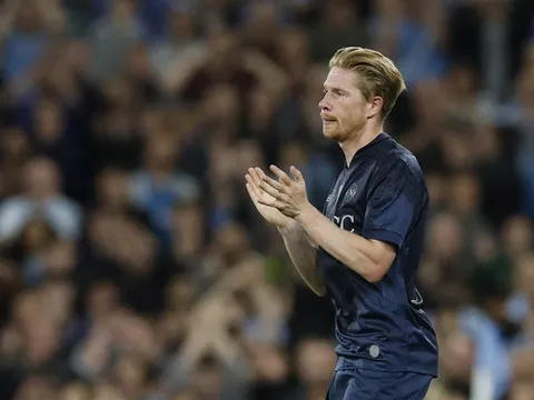 Huấn luyện viên Conte xin lỗi De Bruyne, Chelsea bị 'sờ gáy' vụ cô lập Sterling
