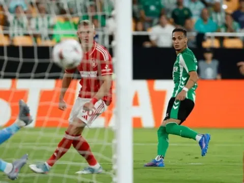 Antony giúp Real Betis thoát thua ở trận mở màn vòng phân hạng Europa League