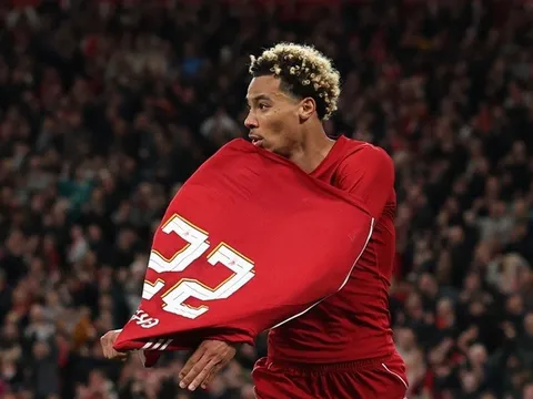 "Bom tấn" của Liverpool bị phạt tiền, sao trẻ Rio Ngumoha được thưởng lớn