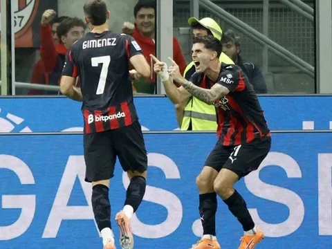 AC Milan hạ Napoli trong thế trận thiếu người