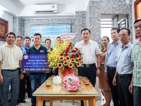 UBND TP.HCM thưởng “nóng” cho kỳ thủ Lại Lý Huynh
