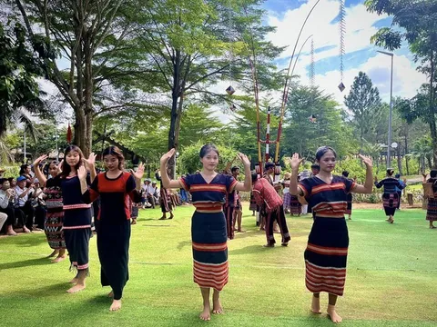 Khám phá bản sắc văn hóa các dân tộc Việt Nam qua chuỗi sự kiện "Em là hoa của núi”