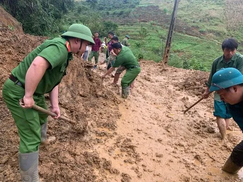 Thủ tướng yêu cầu phải thần tốc hơn nữa, huy động tối đa lực lượng khắc phục nhanh nhất hậu quả bão, mưa lũ