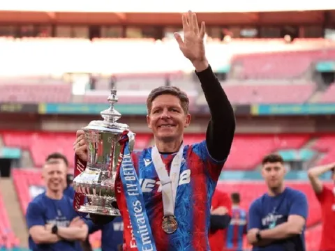 Huấn luyện viên Oliver Glasner không thích hợp với Man United, Real Madrid từ chối bán Valverde