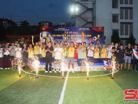 Đội FC Phoenix vô địch Giải Bóng đá trung niên tỉnh Sơn La năm 2025