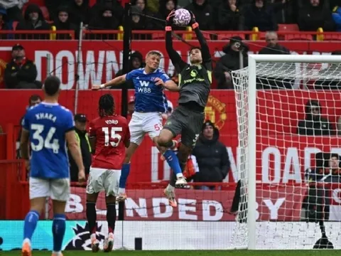 Thủ môn Senne Lammens của Man United được khen ngợi