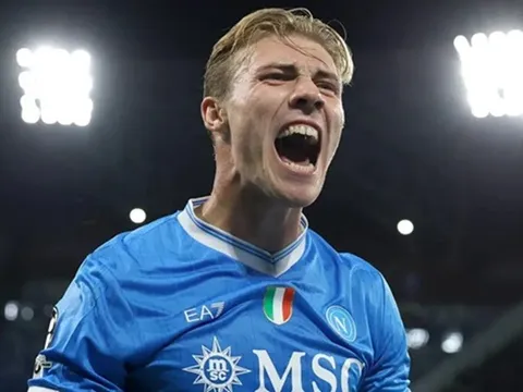 Huấn luyện viên Antonio Conte ngầm chê Man United không biết sử dụng Rasmus Hojlund