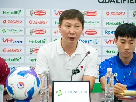 Huấn luyện viên Kim Sang-sik: “Hàng thủ đã mất tập trung”