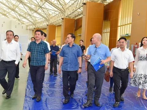 Đẩy nhanh tiến độ thi công các gian hàng Hội chợ mùa Thu