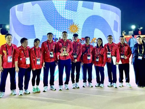 Vận động viên Bùi Tuấn Tú và Đỗ Phương Nguyên cầm cờ cho đoàn Thể thao Việt Nam tại Lễ khai mạc Đại hội Thể thao Trẻ châu Á 2025