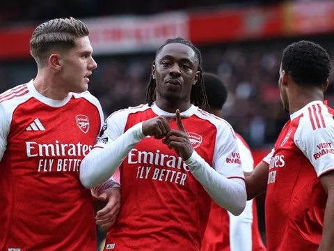 Arsenal thắng trận thứ 7 liên tiếp, Man City thua sốc