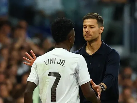 Real Madrid "dậy sóng" vì mâu thuẫn giữa Xabi Alonso và Vinicius