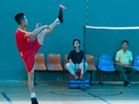 Bác Vũ Hiền - ở Đồng Nai hỏi: Xin cho biết, chơi đá cầu thường xuyên có tác dụng gì, cần lưu ý gì để việc tập luyện có hiệu quả?