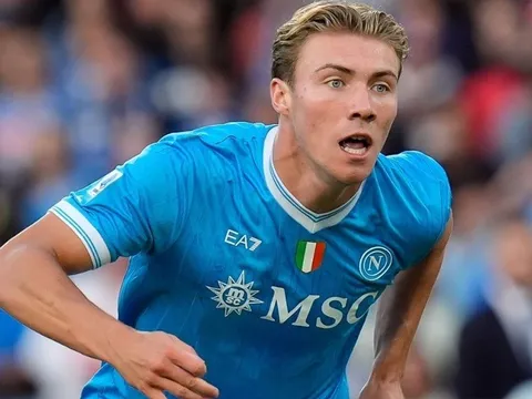 Napoli giữ vững ngôi đầu Serie A