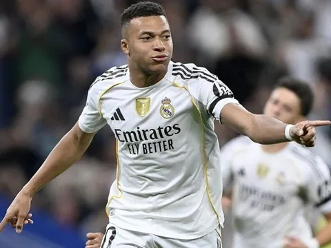 Kylian Mbappe lập cú đúp giúp Real Madrid bỏ xa Barcelona