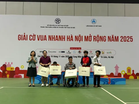 Vận động viên người khuyết tật giành giải thưởng Vận động viên truyền cảm hứng tại Giải cờ Vua nhanh Hà Nội mở rộng 2025